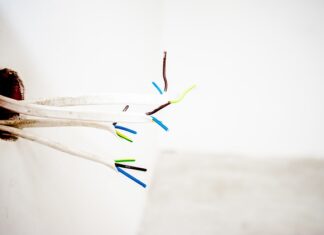 Jak podłączyć gniazdko elektryczne bez uziemienia?