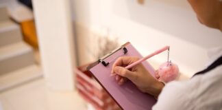 Ile zarabia sprzedawca w Guess?