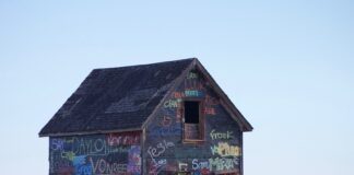 Czego nie dotykać w gniazdku?