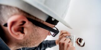 Ile bierze elektryk za rozdzielnie?