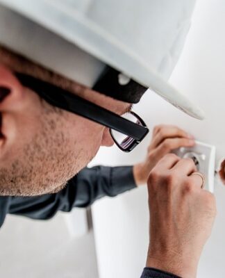 Czy pod kask narciarski zakłada się czapkę?